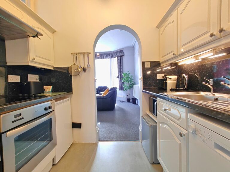 Fernhurst Holiday Apartments @ Shanklin - Katharine Apartment - Kitchen
