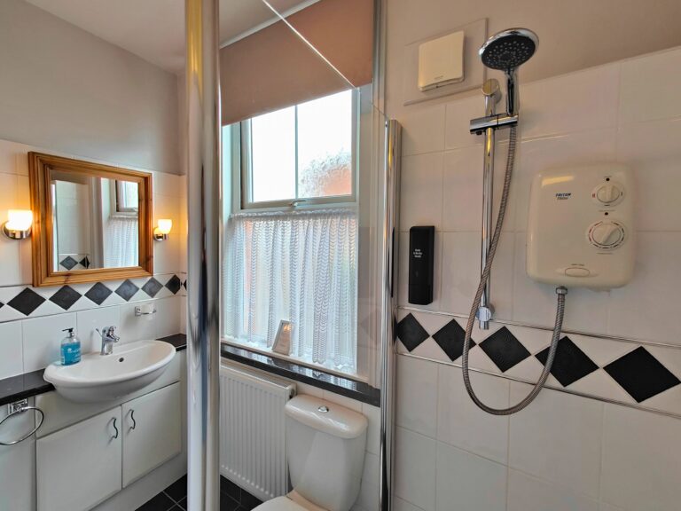 Fernhurst Holiday Apartments @ Shanklin - Katharine Apartment - Ensuite Shower Room