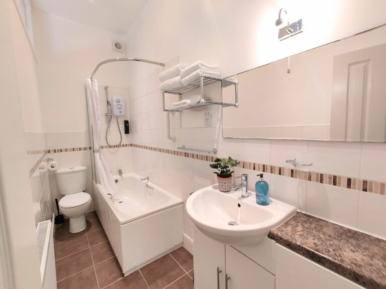Fernhurst Holiday Apartments @ Shanklin - Elizabeth Apartment - Bathroom
