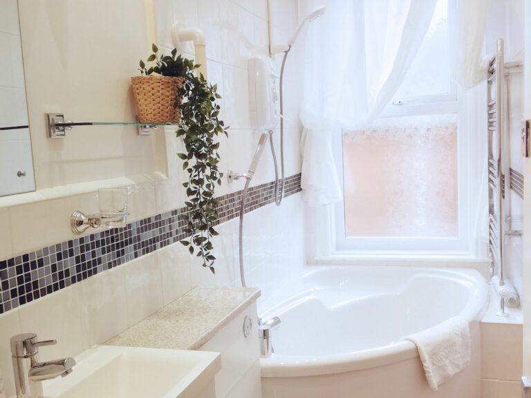 Fernhurst Holiday Apartments @ Shanklin - Alexandra Apartment - Bathroom with Corner Bath