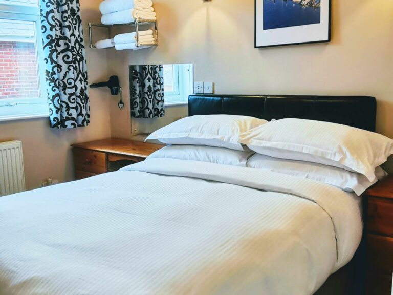 Fernhurst Holiday Apartments @ Shanklin - Alexandra Apartment - Double Bedroom