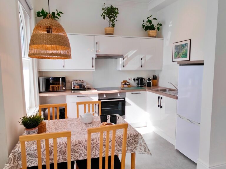 Fernhurst Holiday Apartments @ Shanklin - Alexandra Apartment - kitchen