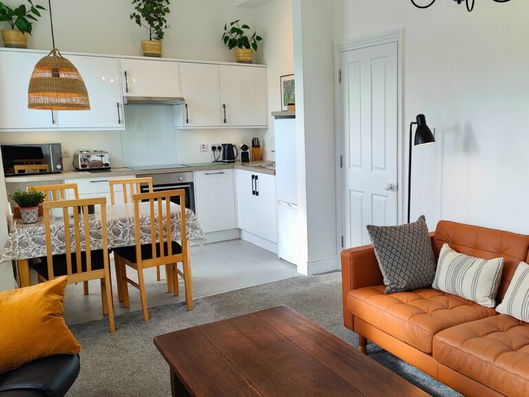 Fernhurst Holiday Apartments @ Shanklin - Alexandra Apartment - Lounge/kitchen