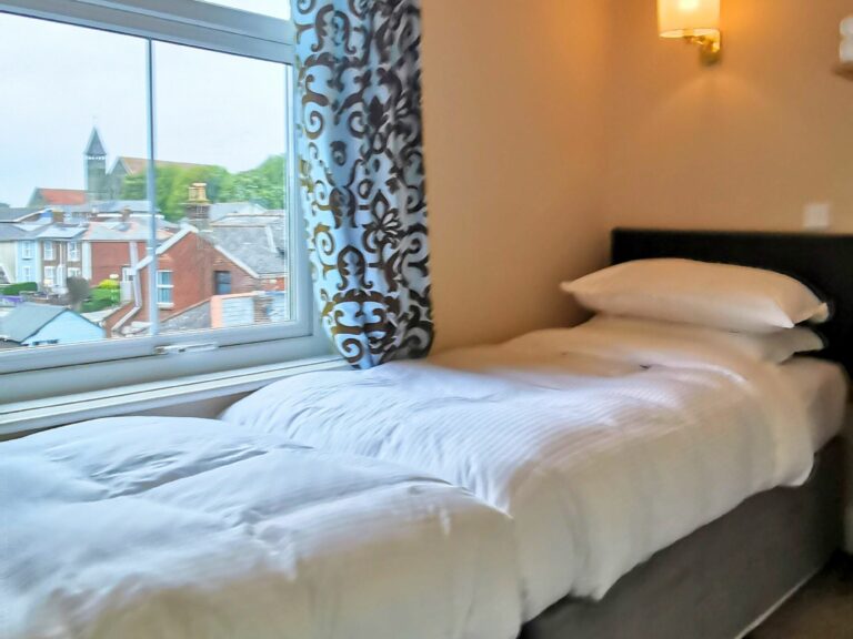 Fernhurst Holiday Apartments @ Shanklin - Alexandra Apartment - Twin Bedroom