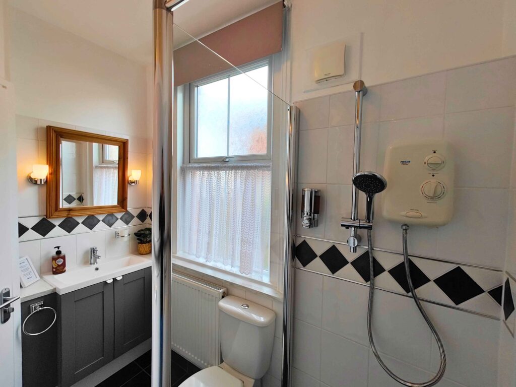 Fernhurst Holiday Apartments @ Shanklin - Katharine Apartment - Shower Room