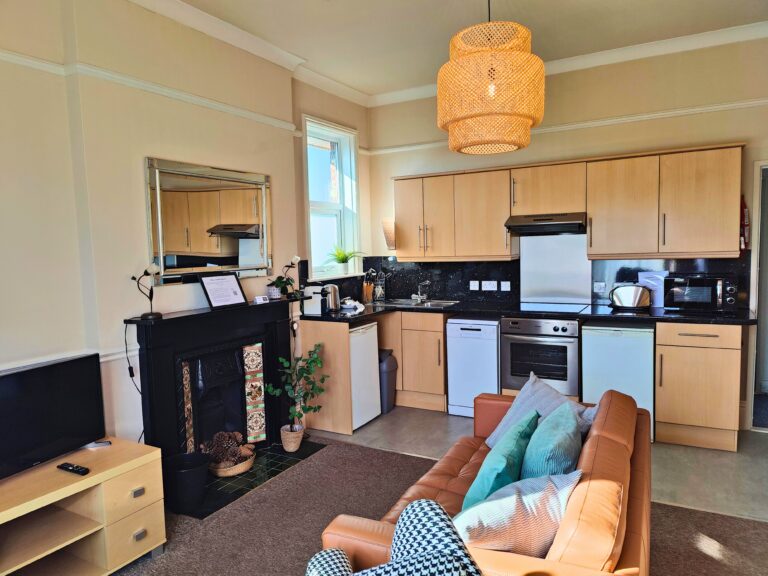 Fernhurst Holiday Apartments @ Shanklin - Elizabeth Apartment Open Plan Lounge/Kitchen