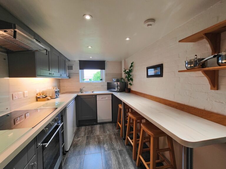 Fernhurst Holiday Apartments @ Shanklin - Garden Apartment - Kitchen