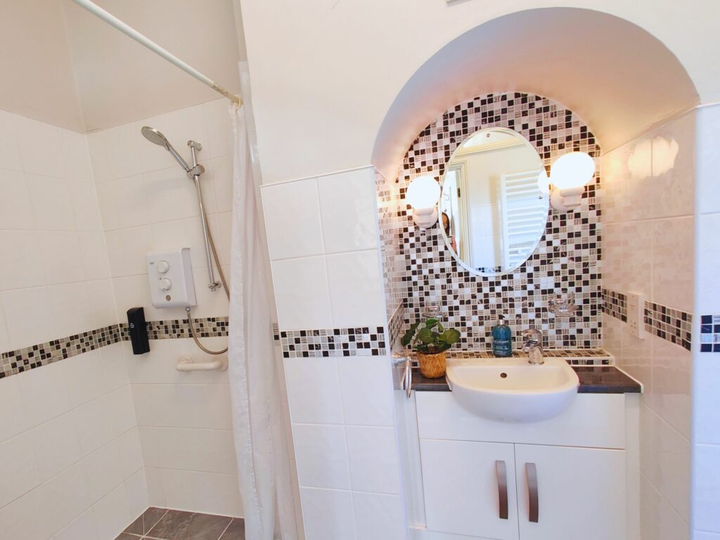 Fernhurst Holiday Apartments @ Shanklin - Large En-suite Shower Room