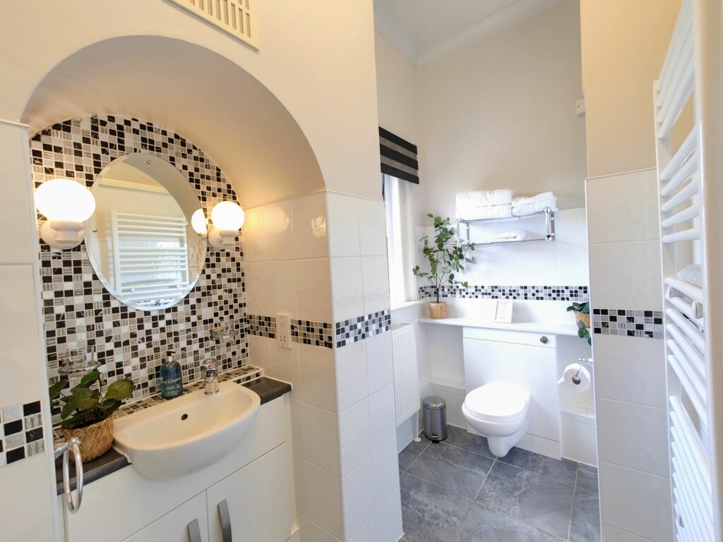 Fernhurst Holiday Apartments @ Shanklin - Large En-suite Shower Room